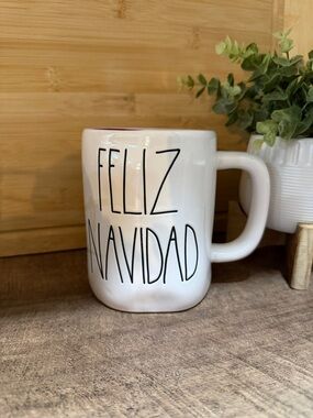 White 'Feliz Navidad' Rae Dunn mug